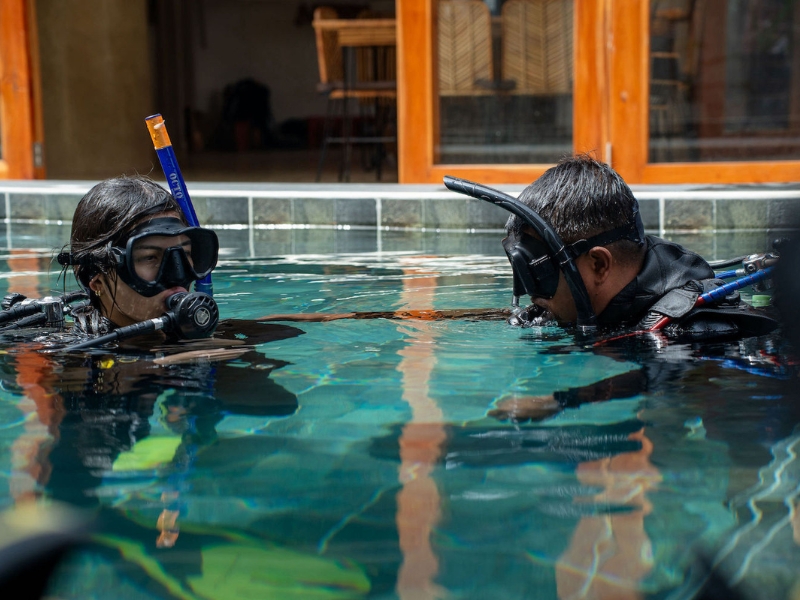 Beginner scuba diving course pool session